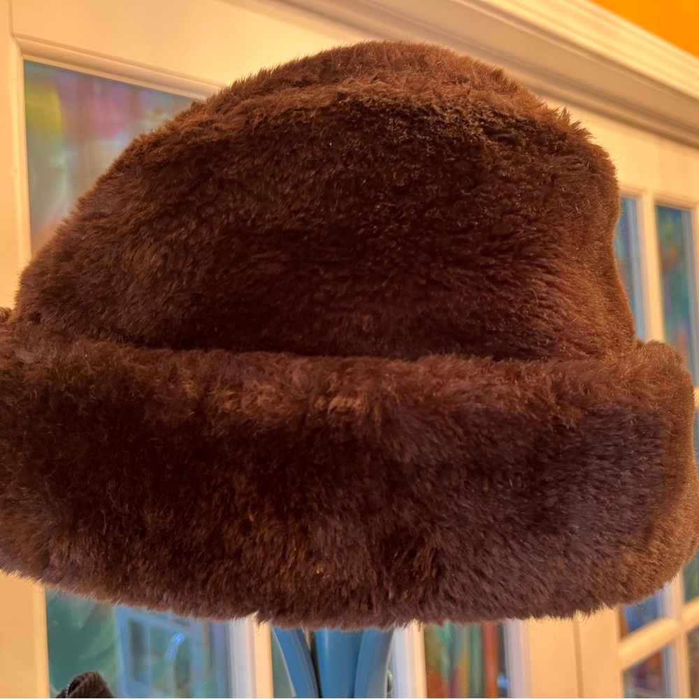 Men's vintage faux fur hat in great shape! Large
